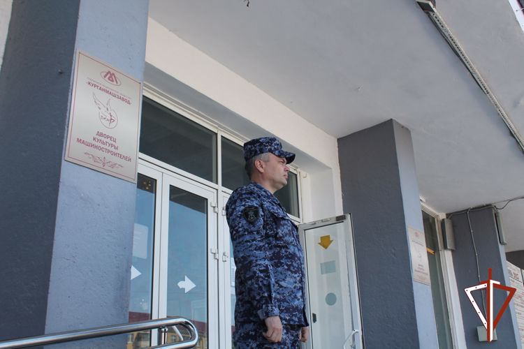 Сотрудники Росгвардии приняли участие в обеспечении безопасности «Последних звонков» в курганских школах 