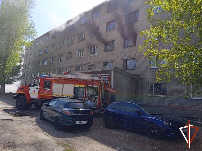 Росгвардейцы спасли женщину с ребенком из горящего здания в Кургане