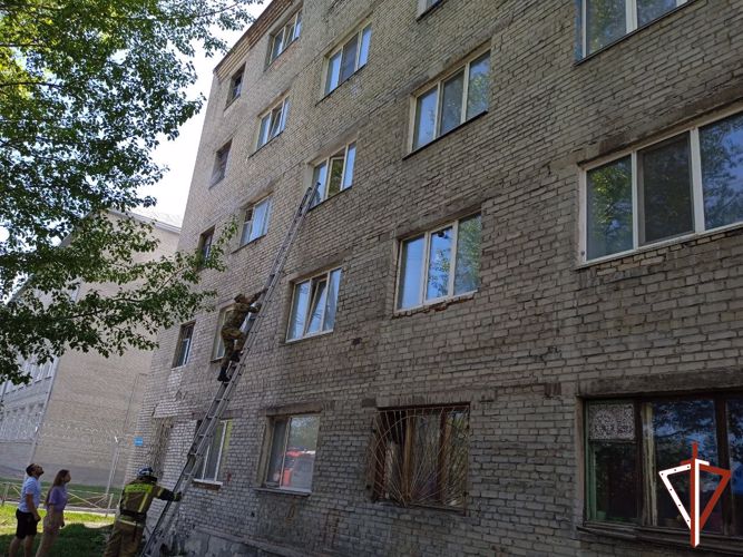 Росгвардейцы спасли женщину с ребенком из горящего здания в Кургане