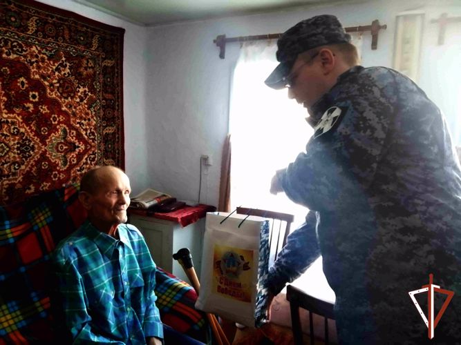  Ветеранов Великой Отечественной войны поздравили сотрудники Росгвардии в Зауралье