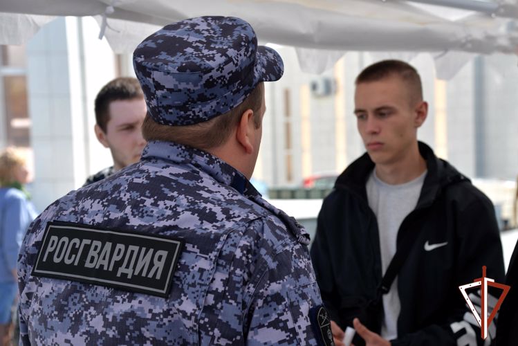 Росгвардейцы представили ведомство на областной ярмарке вакансий в Зауралье (видео)