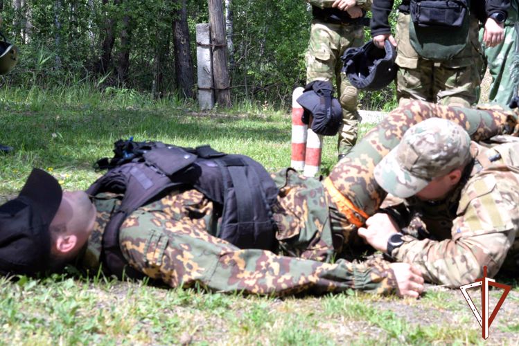 Спецподразделения Росгвардии продемонстрировали журналистам телеканала «Россия 1» метание боевых гранат в Зауралье (видео)
