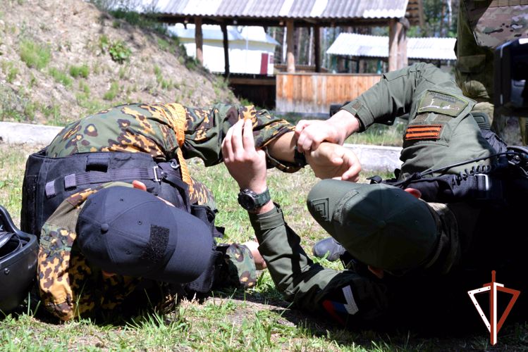 Спецподразделения Росгвардии продемонстрировали журналистам телеканала «Россия 1» метание боевых гранат в Зауралье (видео)