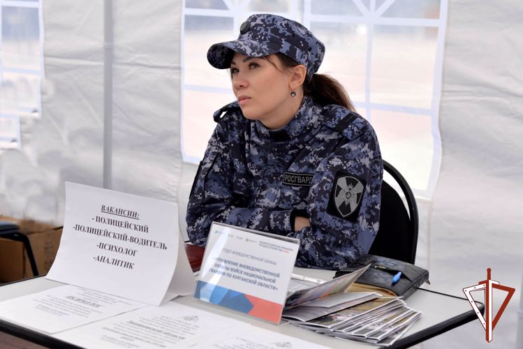 Росгвардейцы представили ведомство на областной ярмарке вакансий в Зауралье (видео)