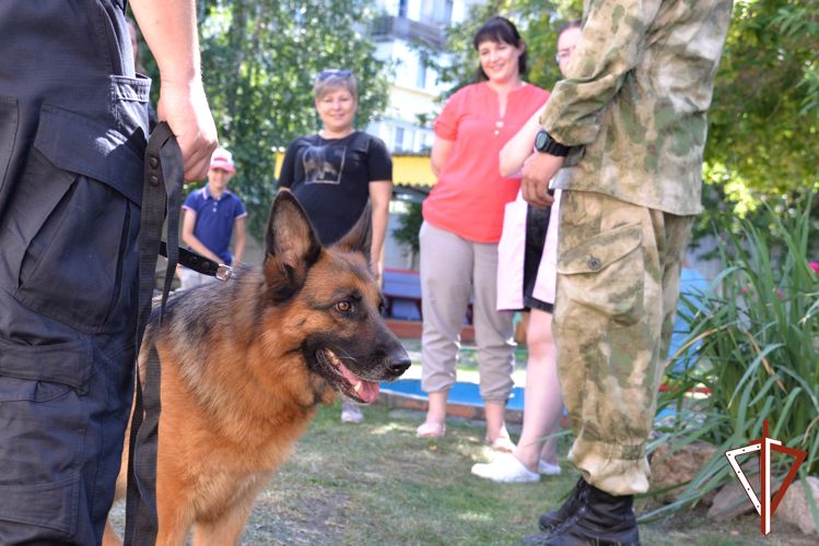 Кинологи Росгвардии организовали познавательную встречу для ребятишек из курганского социального центра