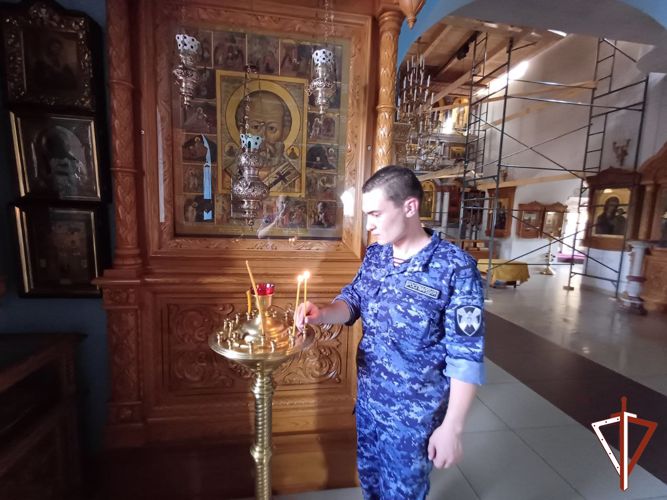 В День памяти небесного покровителя ведомства - князя Владимира росгвардейцы  в Кургане поставили свечи за здравие боевых товарищей