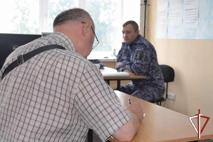 Росгвардия пригласила курганских журналистов на экзамен для владельцев оружия (видео)