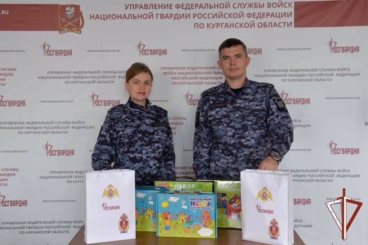 Росгвардейцы помогли зауральским семьям собрать детей в школу (видео)