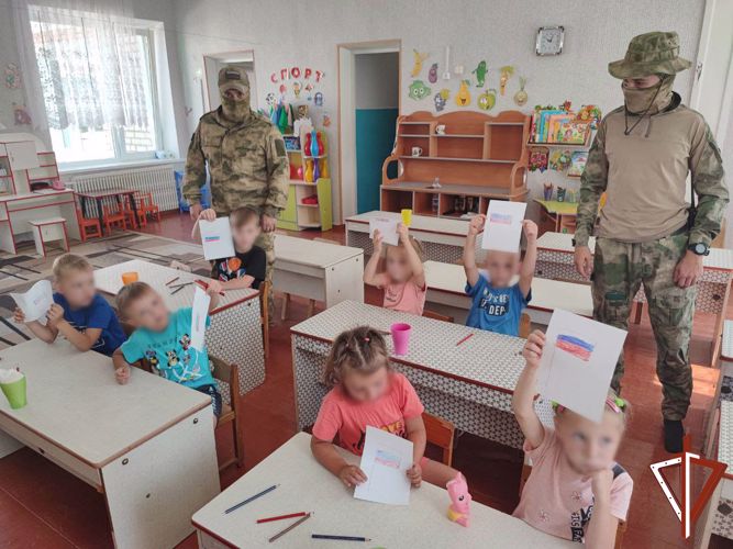В преддверии Дня Государственного флага росгвардейцы приняли участие в открытии нового детского сада в Херсонской области