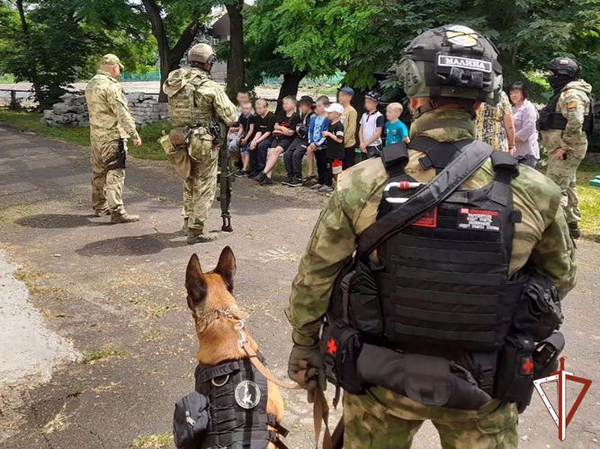 Акция «Каникулы с Росгвардией» прошла в школе ДНР