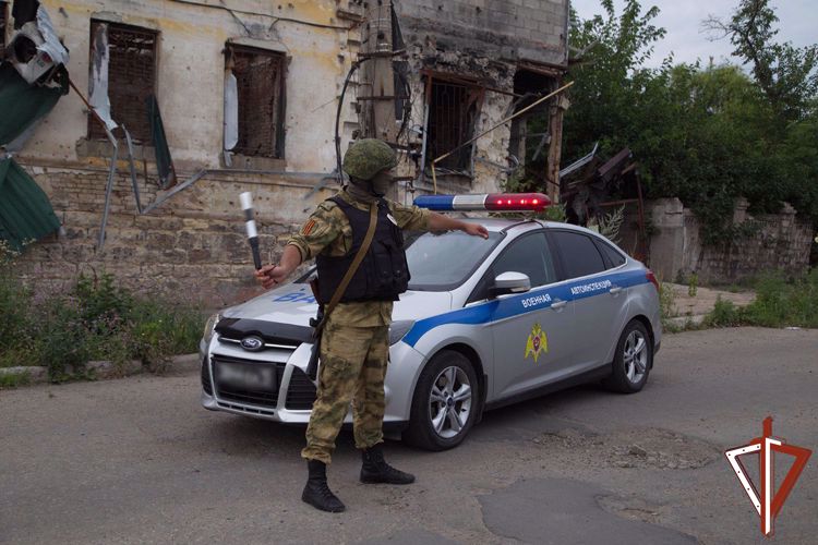 Росгвардейцы обеспечили безопасную доставку гуманитарной помощи жителям Донбасса