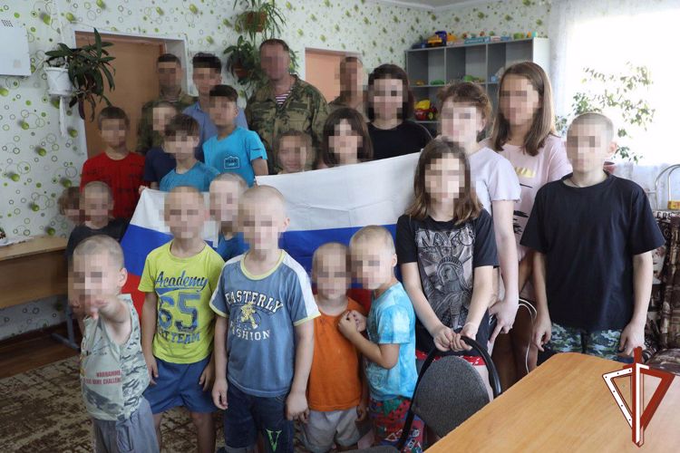 В ЛНР росгвардейцы развернули 10-метровый государственный флаг Российской Федерации и оказали помошь воспитанникам социально-реабилитационных центров
