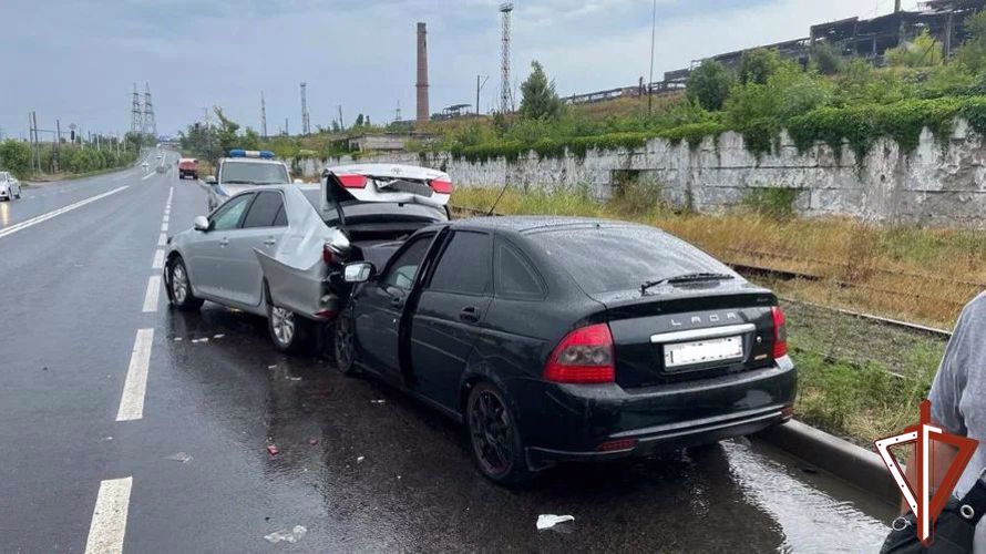 Росгвардейцы оказали помощь тяжело пострадавшим в аварии жителям ДНР