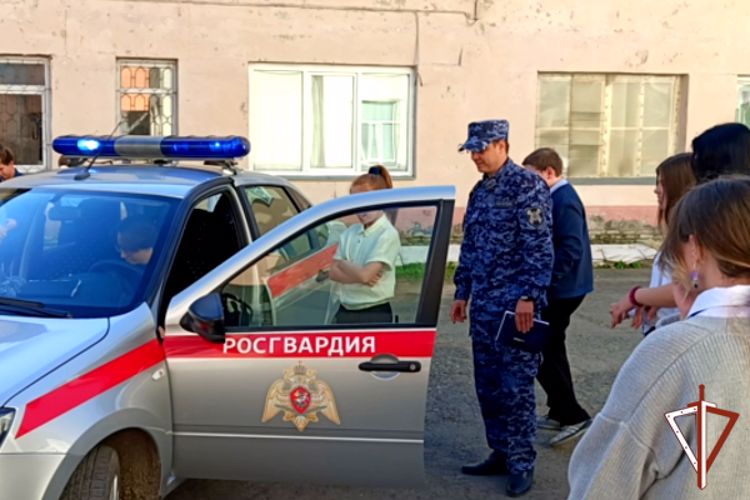 Урок безопасности провели сотрудники Росгвардии в курганской гимназии (видео)