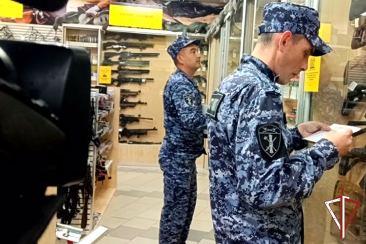 Росгвардия рассказала журналистам о проверках оружейных магазинов в Зауралье (видео)