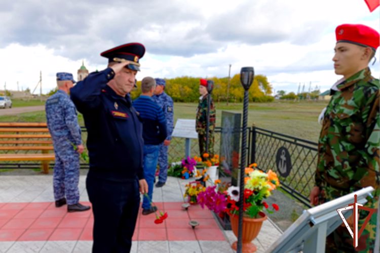 Память погибшего бойца спецназа Росгвардии увековечили в Курганской области