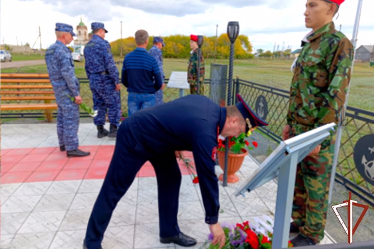 Память погибшего бойца спецназа Росгвардии увековечили в Курганской области
