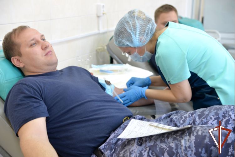 Благотворительную донорскую акцию поддержали росгвардейцы в Зауралье (видео)