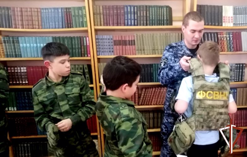 Курганских школьников познакомили со службой росгвардейцев