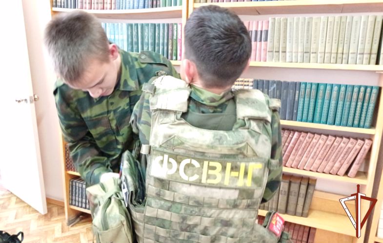 Курганских школьников познакомили со службой росгвардейцев