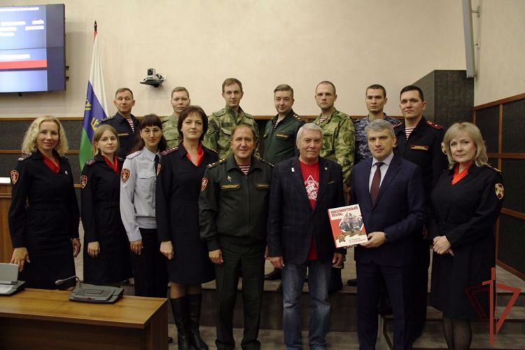 Росгвардейцы из Зауралья встретились в Тюмени с ветераном ведомства - автором идеи акции «Бессмертный полк»