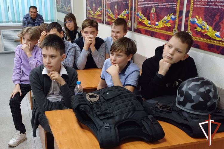 Ко Дню вневедомственной охраны Росгвардия проводит тематические встречи с курганскими школьниками