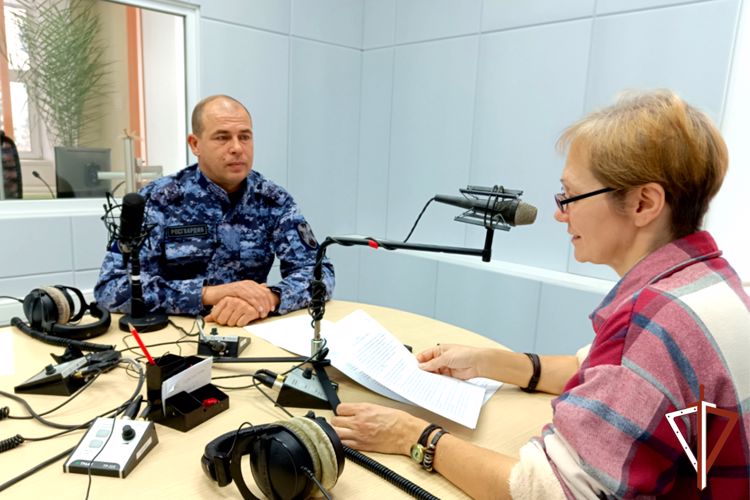 В преддверии профессионального праздника офицер вневедомственной охраны Росгвардии выступил в прямом эфире на «Радио России — Курган» (аудио)
