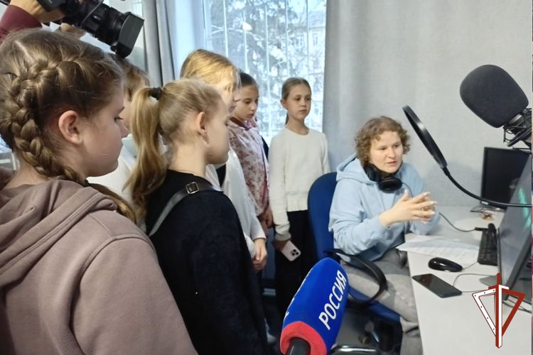 В  преддверии Дня телевидения дети росгвардейцев побывали в гостях у ГТРК «Курган» (видео)