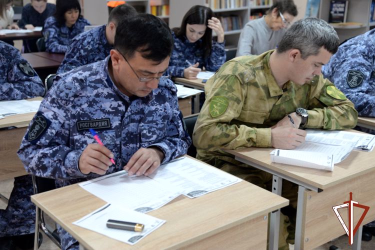 В Кургане росгвардейцы написали Большой этнографический диктант 