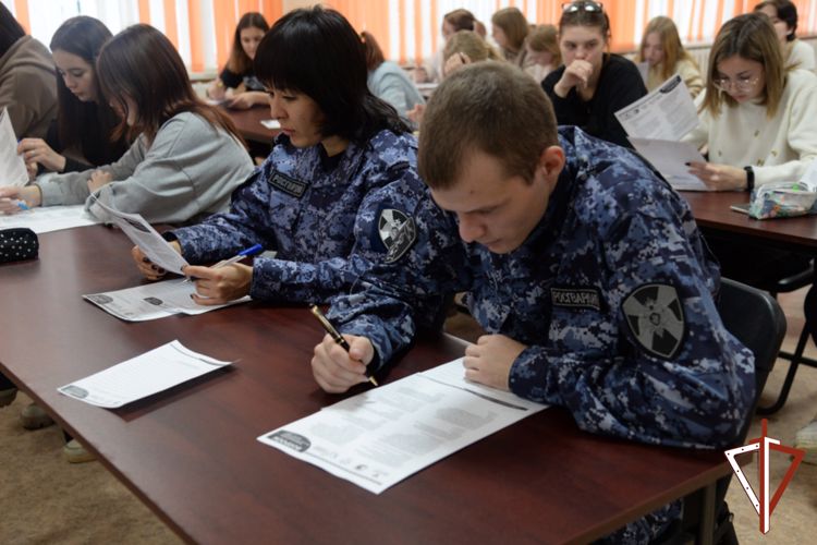 В Кургане росгвардейцы написали Большой этнографический диктант 