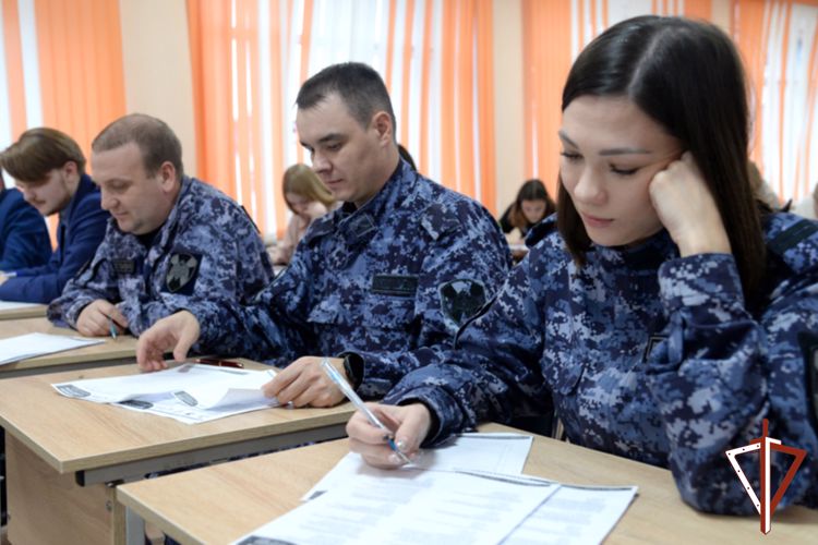 В Кургане росгвардейцы написали Большой этнографический диктант 