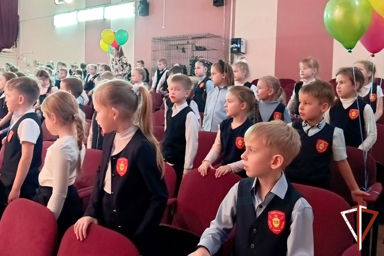 Автоинспекторы Росгвардии и ГИБДД посвятили в пешеходы курганских гимназистов