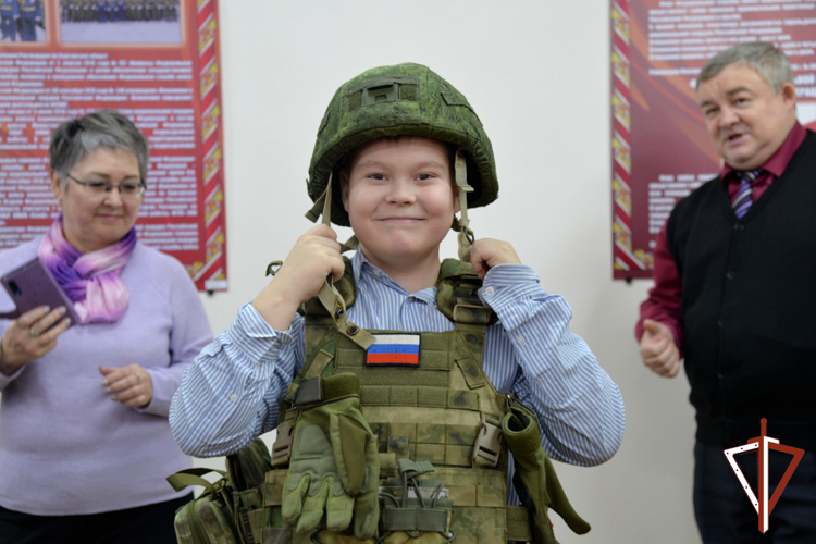 Росгвардия продолжает цикл патриотических мероприятий для школьников в Зауралье