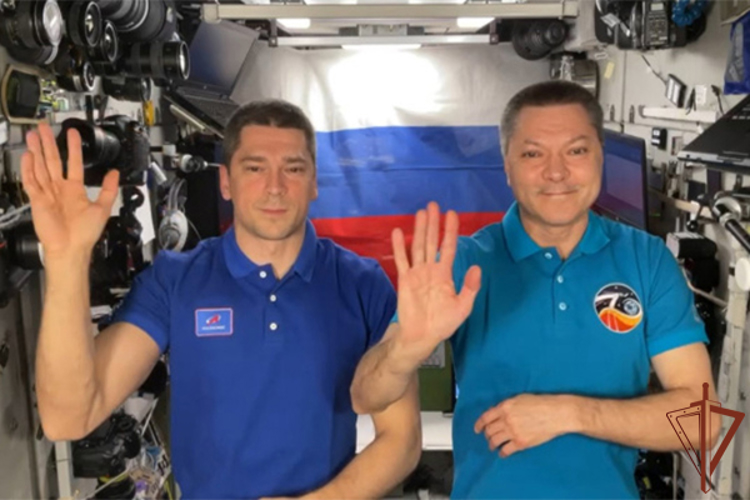 С наступающим Новым годом росгвардейцев поздравили российские космонавты (видео)