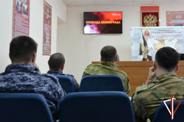 Росгвардейцы и курганские школьники вспоминают о подвиге ленинградцев