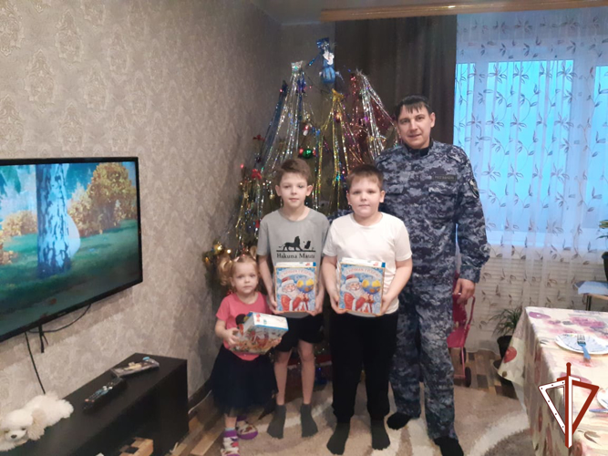 Дед Мороз специального назначения дарит праздничное настроение юным зауральцам