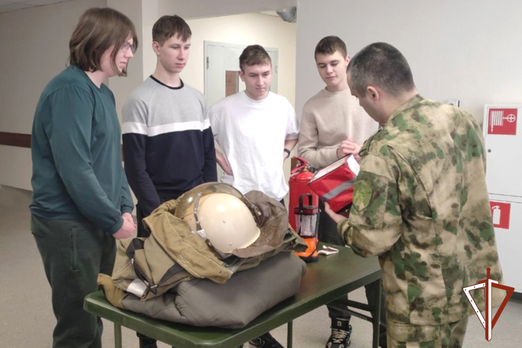 Зауральские школьники знакомятся со службой росгвардейцев
