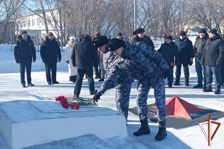 В Зауралье росгвардейцы почтили память защитников Отечества 