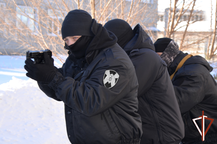 При участии СОБР «Гром» Росгвардии задержаны подозреваемые в незаконном обороте наркотиков в Зауралье