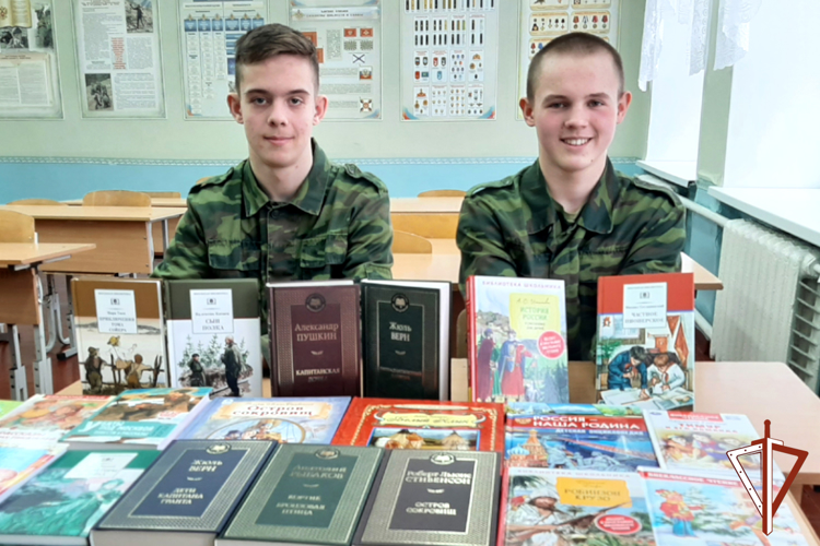 Ветераны Росгвардии и кадеты из Зауралья передали книги для библиотек Краснодона
