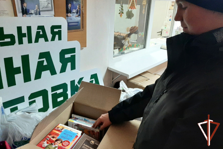 Ветераны Росгвардии и кадеты из Зауралья передали книги для библиотек Краснодона