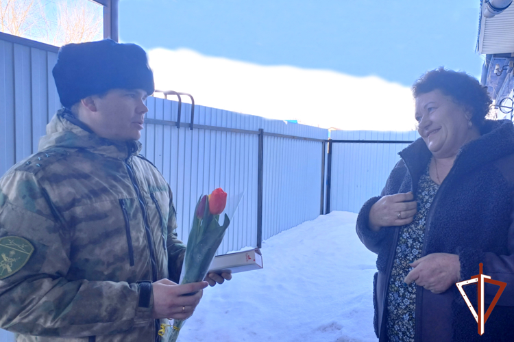В Зауралье росгвардейцы поздравили матерей павших воинов правопорядка с праздником 8 Марта