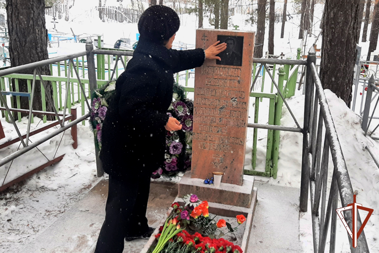 Память павших 28 лет назад офицеров СОБР почтили боевые товарищи в Зауралье