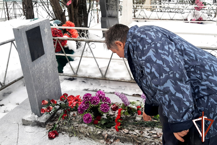 Память павших 28 лет назад офицеров СОБР почтили боевые товарищи в Зауралье