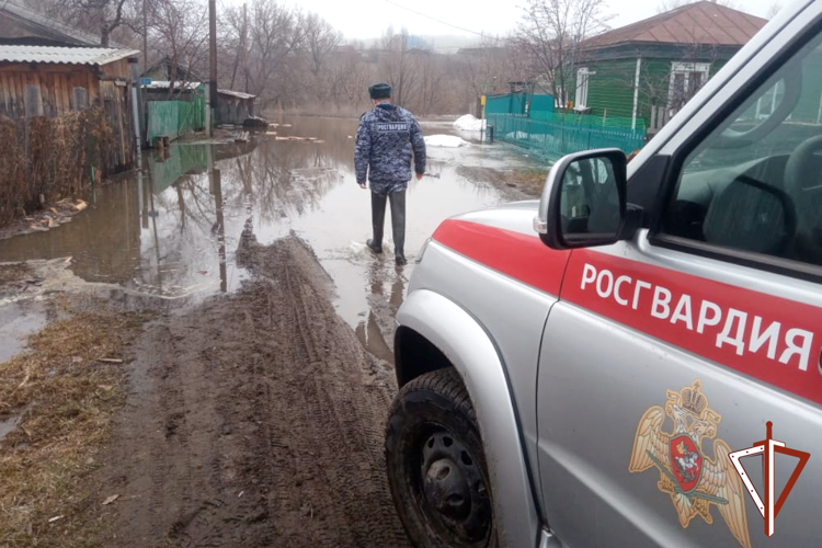 Сотрудники Росгвардии оказывают помощь пострадавшим от паводка жителям Зауралья