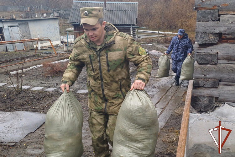 Росгвардейцы помогли семье погибшего на СВО спецназовца спасти имущество от паводка в Зауралье