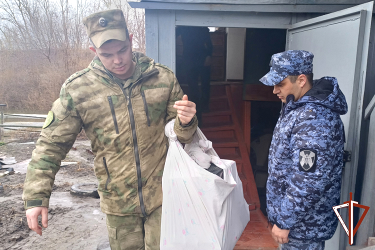 Росгвардейцы помогли семье погибшего на СВО спецназовца спасти имущество от паводка в Зауралье