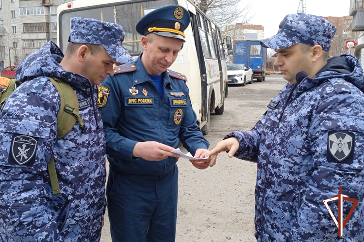 Росгвардейцы оказывают помощь в патрулировании затопляемых во время паводка территорий в Зауралье