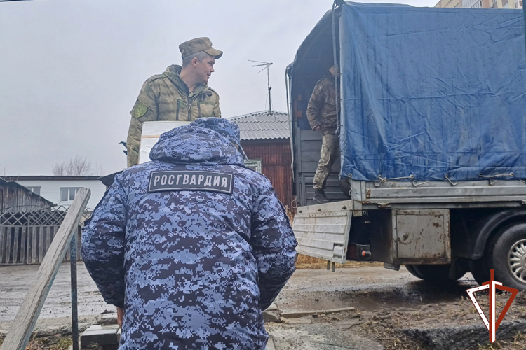 Росгвардейцы помогли семье погибшего на СВО спецназовца спасти имущество от паводка в Зауралье