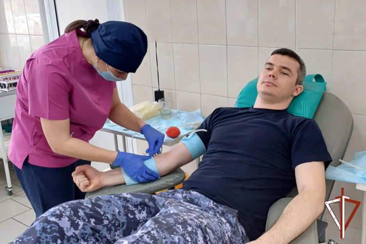Представители Росгвардии пополнили региональный банк донорской крови в Зауралье (видео)